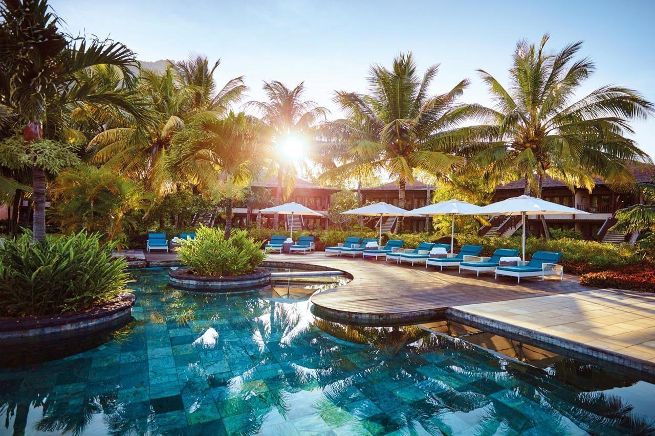 Lux* Le Morne Resort Екстер'єр фото The pool at the InterContinental Changi